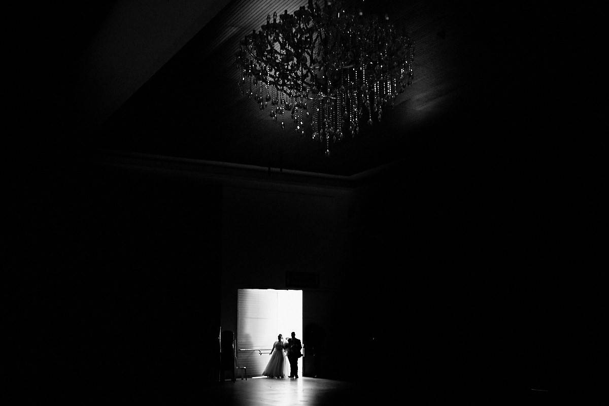 casamento paula e Adilson por 4Mãos Fotografias, noiva entrando, foto em preto e branco