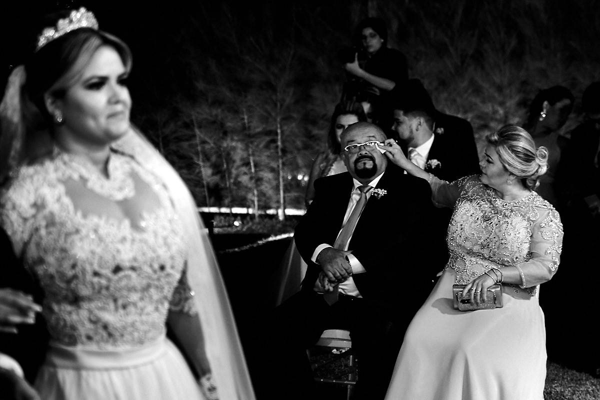 casamento paula e Adilson por 4Mãos Fotografias, pai da noiva chorando, foto em preto e branco