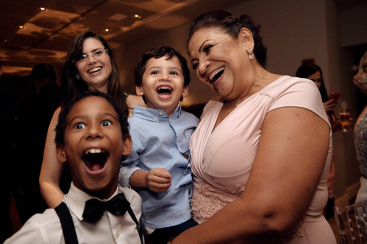 casamento paula e Adilson por 4Mãos Fotografias, festa rolando, criança sorrindo