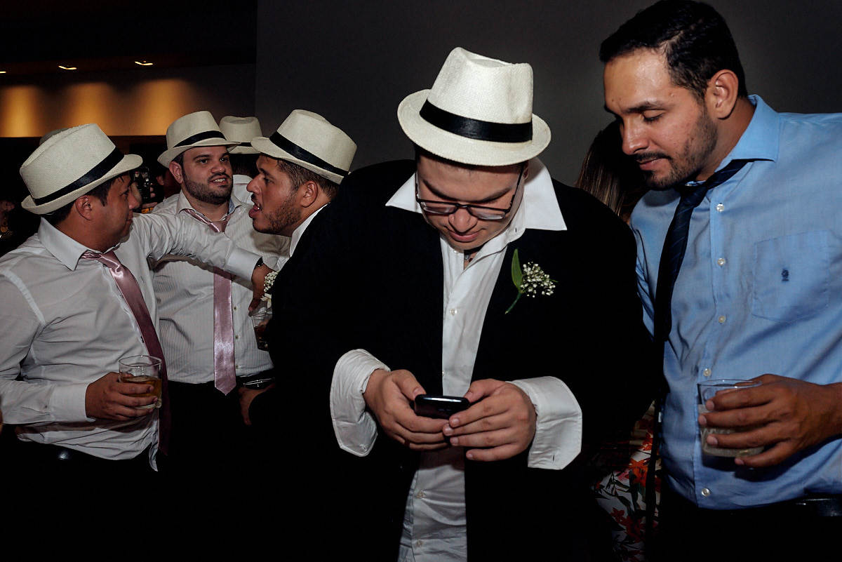 casamento paula e Adilson por 4Mãos Fotografias, festa rolando, convidados conversando