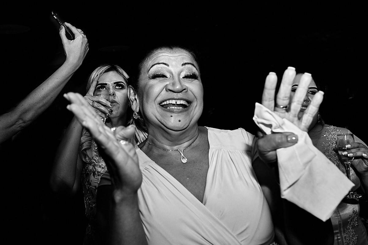 casamento paula e Adilson por 4Mãos Fotografias, festa rolando foto em preto e branco