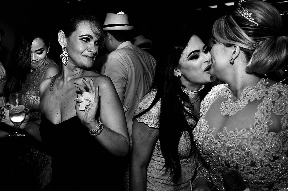 casamento paula e Adilson por 4Mãos Fotografias, festa rolando foto em preto e branco