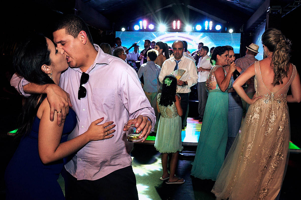 casamento luana e neto em João Pessoa Paraíba, festa rolando convidados se beijando