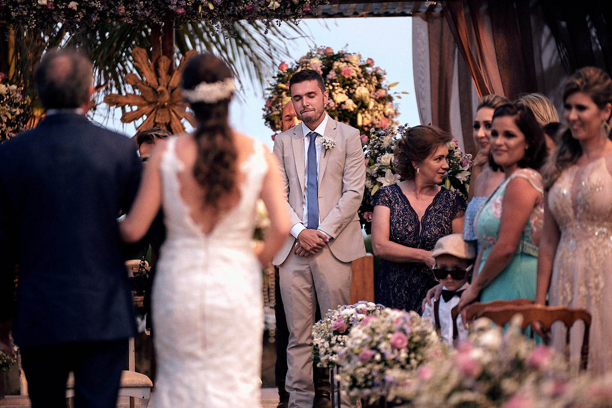 casamento luana e neto em João Pessoa Paraíba, noiva chegando ao altar na cerimônia, noivo chorando