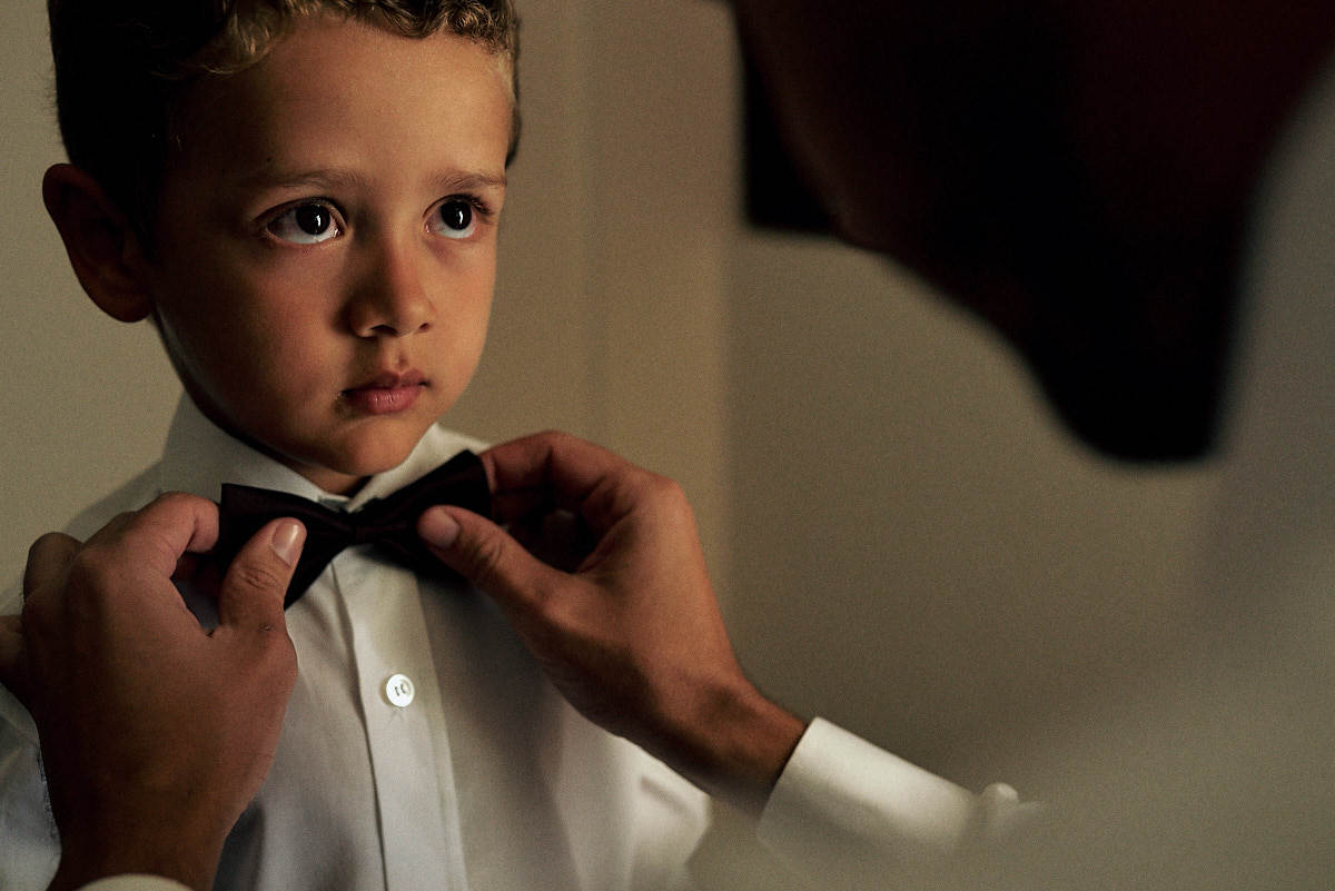 casamento luana e neto em João Pessoa Paraíba, noivo arrumando o sobrinho colocando a gravata