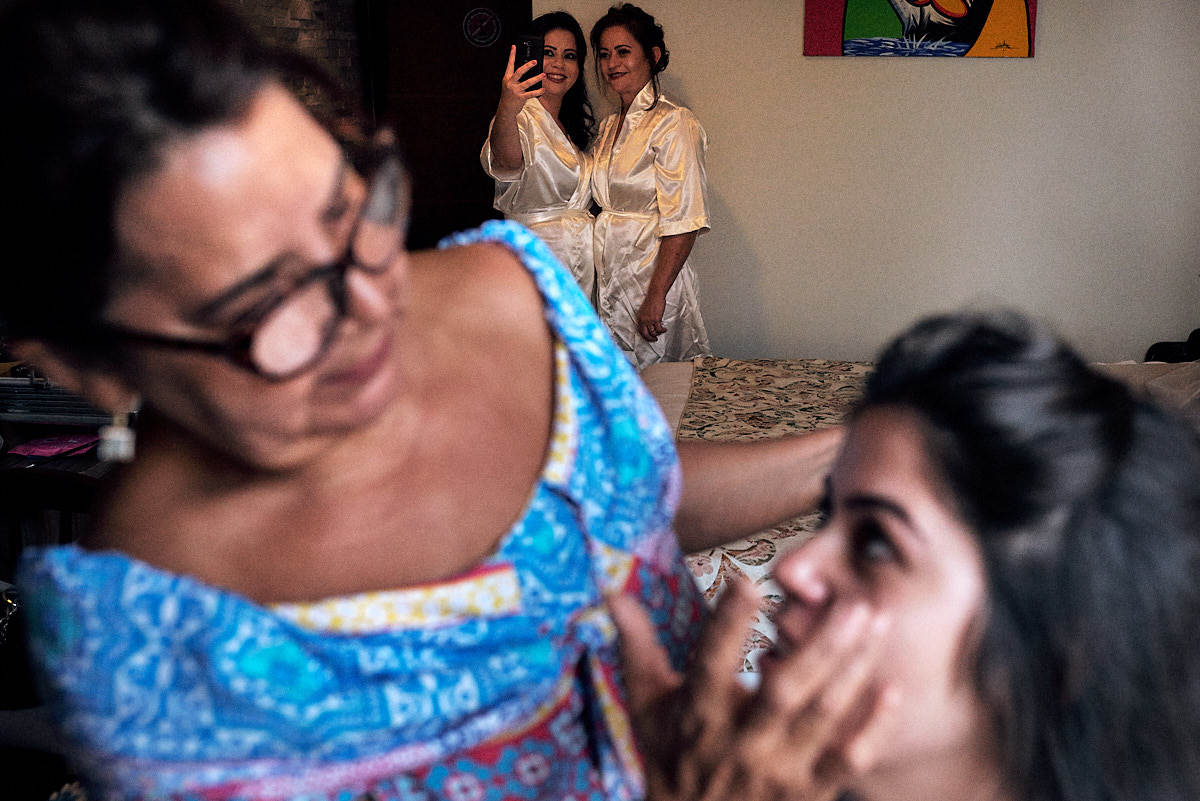 casamento luana e neto em João Pessoa Paraíba, noiva no making of, mãe e irmã fazendo selfie