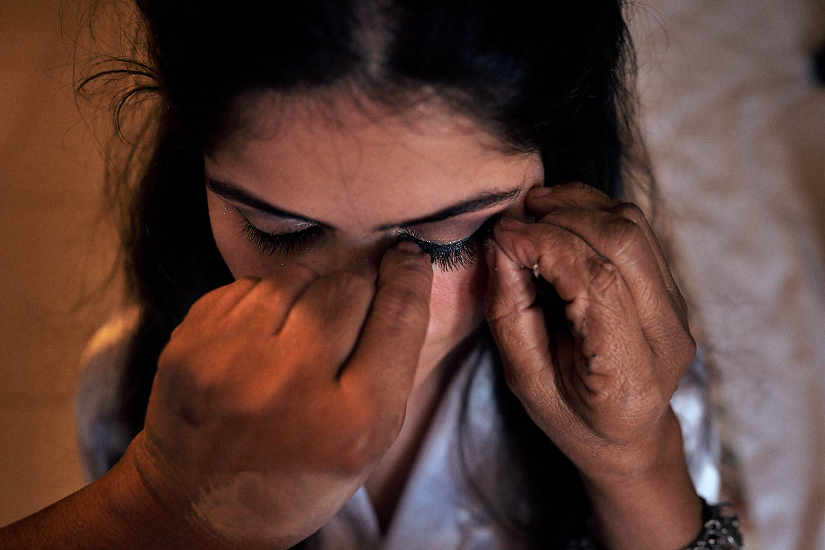 casamento luana e neto em João Pessoa Paraíba, noiva no making of colocando o cilio