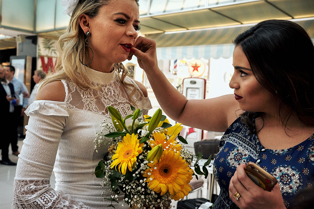 casamento na argentina por 4Mãos Fotografias casamento civil, noiva consertando o batom