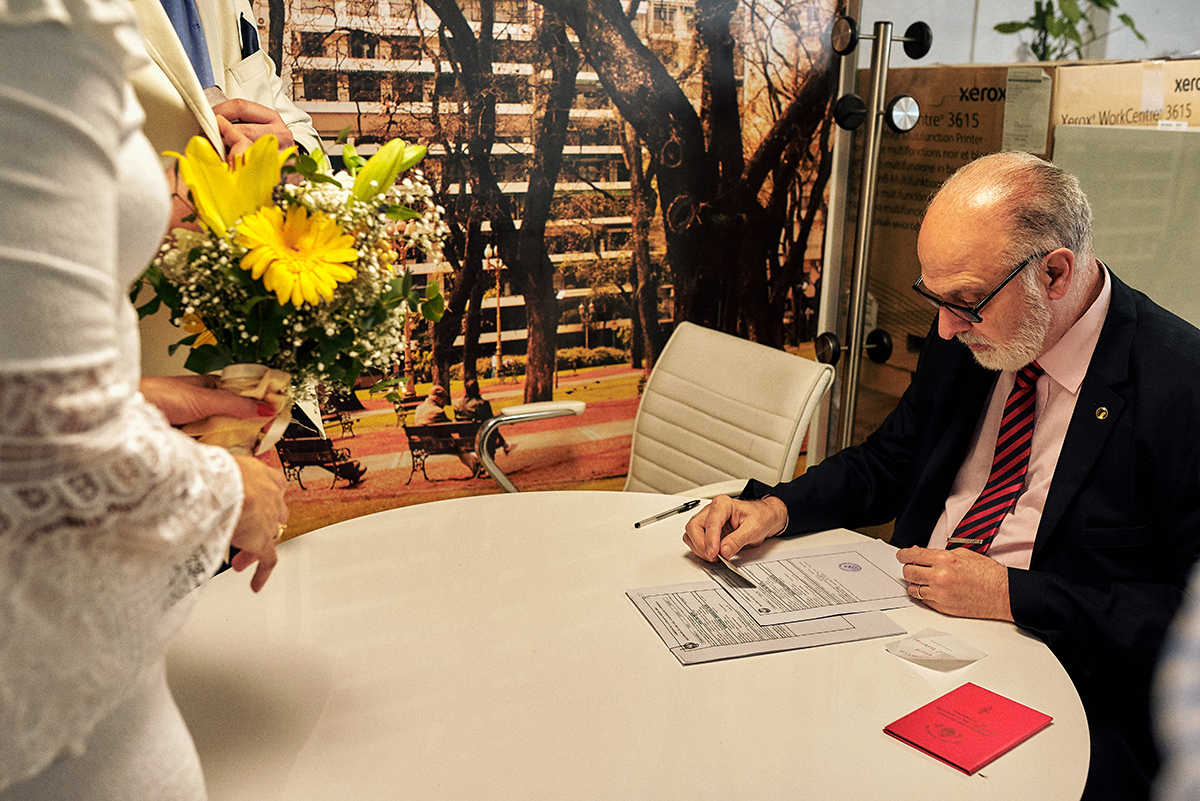 casamento na argentina por 4Mãos Fotografias casamento civil juiz de paz conferindo documentos