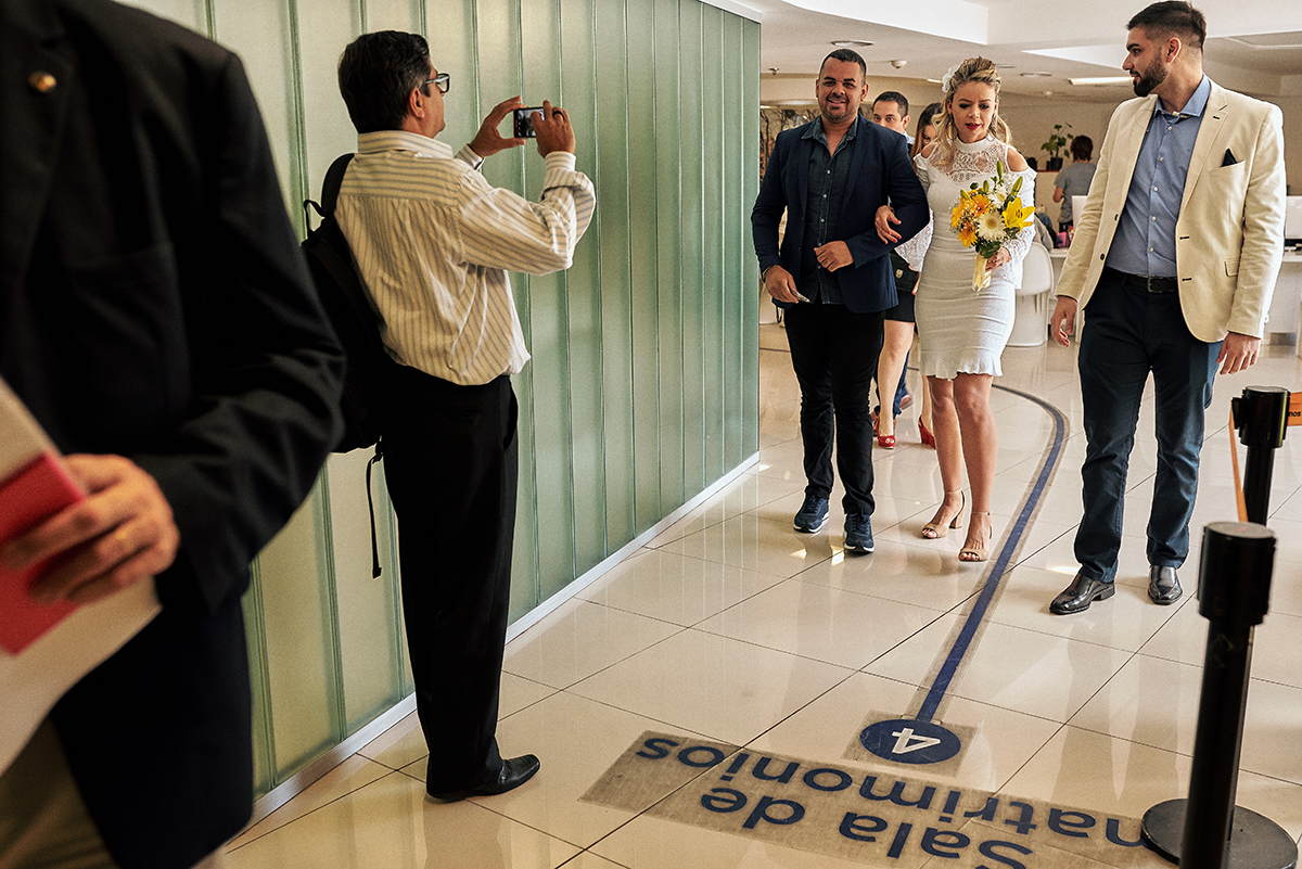casamento na argentina por 4Mãos Fotografias casamento civil casal chegando no local da cerimonia