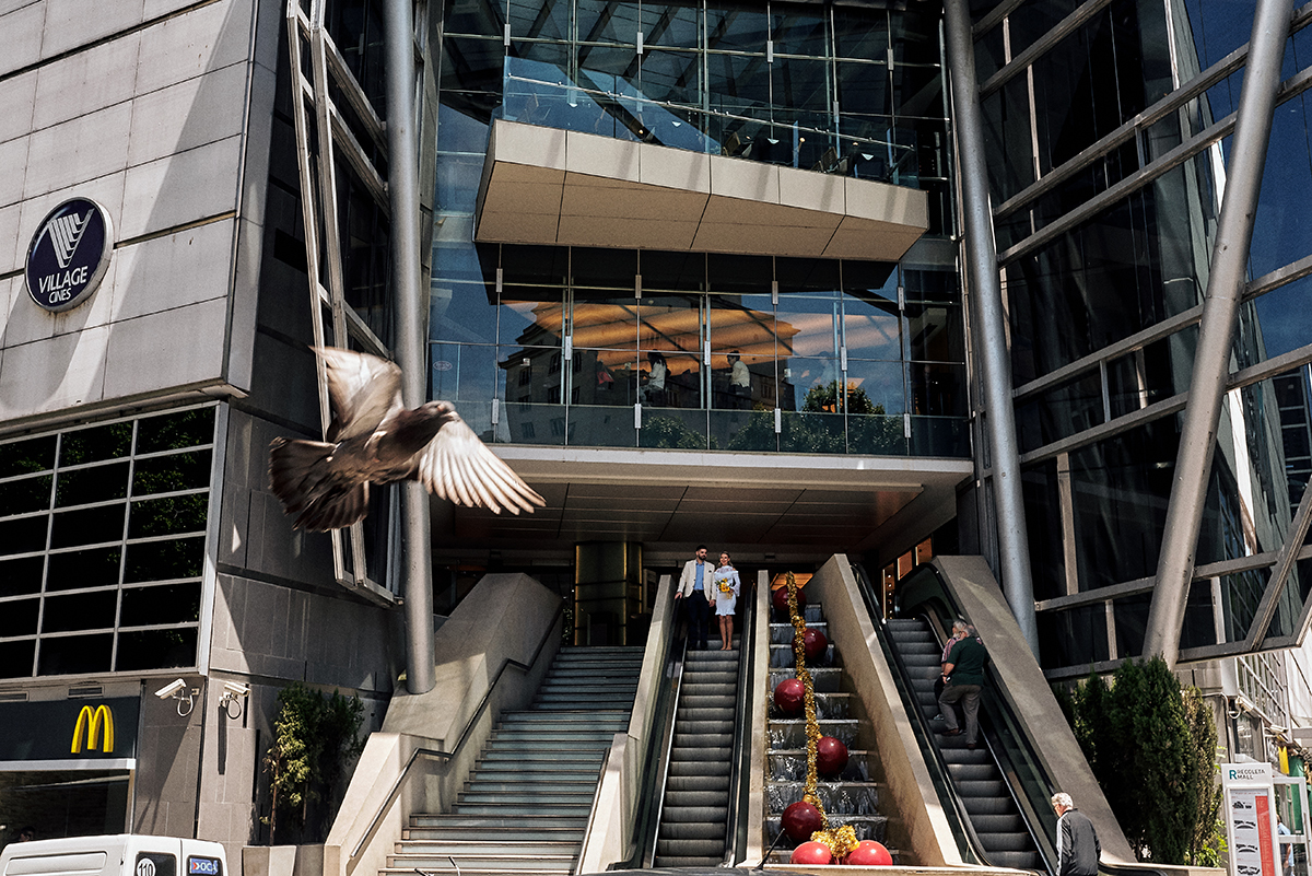 casamento na argentina por 4Mãos Fotografias, casamento civil casal saindo do shopping Recoleta