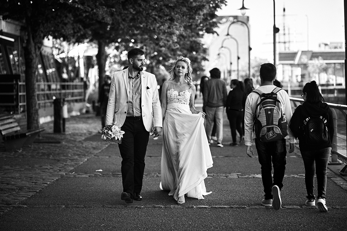 casamento na argentina por 4Mãos Fotografias, casamento religioso, cerimonia na rosa metálica e no porto madeiro casal caminhando foto em preto e branco