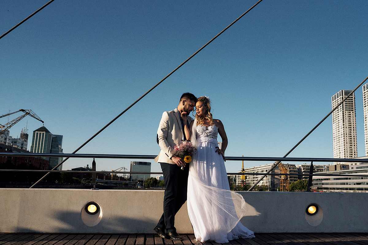 casamento na argentina por 4Mãos Fotografias, casamento religioso, cerimonia na rosa metálica e no porto madeiro casal caminhando na ponte da mulher