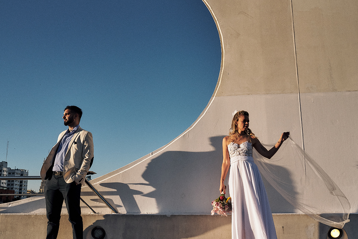 casamento na argentina por 4Mãos Fotografias, casamento religioso, cerimonia na rosa metálica e no porto madeiro casal caminhando na ponte da mulher