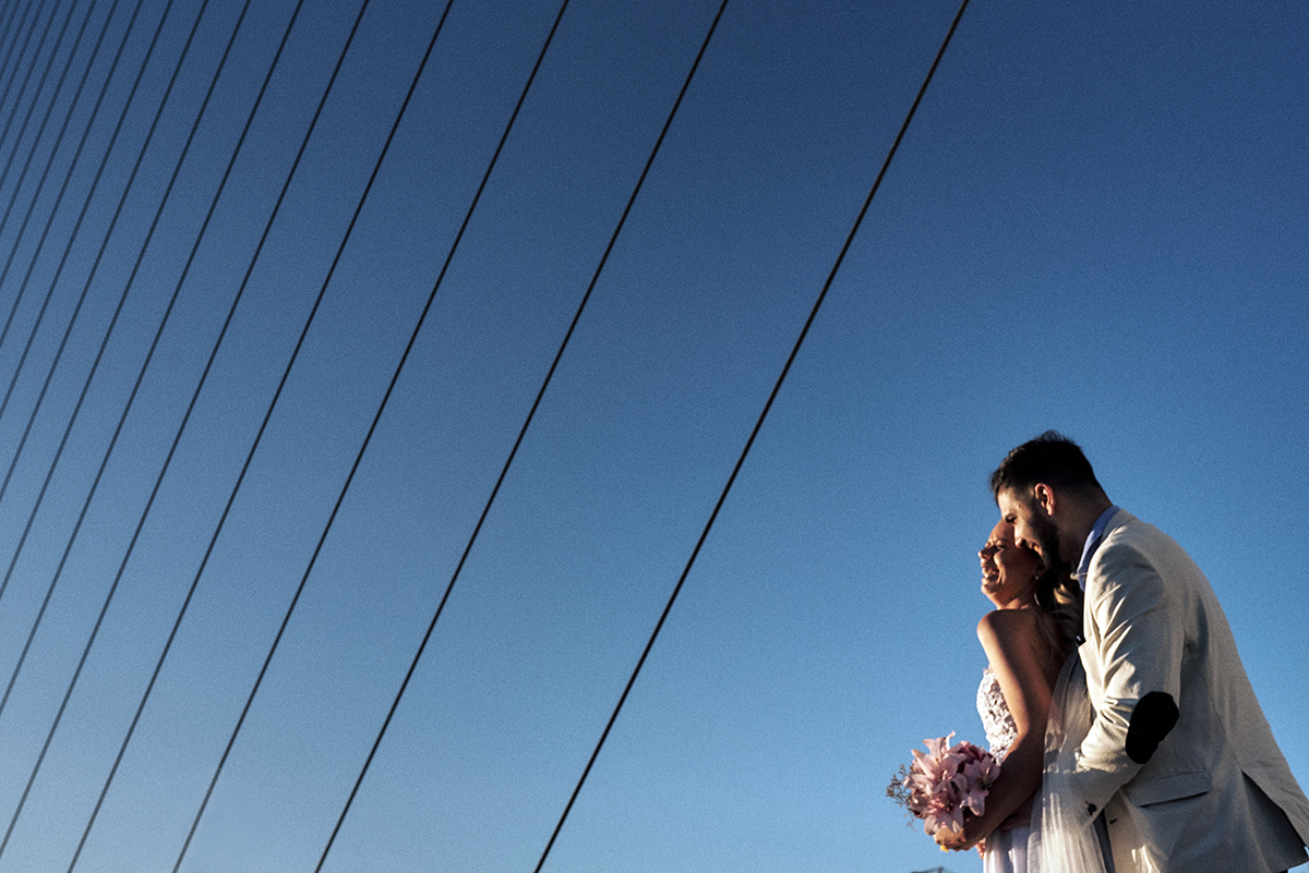 casamento na argentina por 4Mãos Fotografias, casamento religioso, cerimonia na rosa metálica e no porto madeiro casal caminhando na ponte da mulher