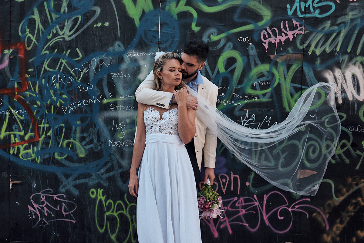 casamento na argentina por 4Mãos Fotografias, casamento religioso, cerimonia na rosa metálica e no porto madeiro casal caminhando 