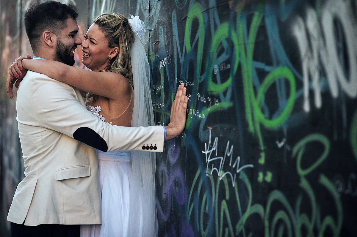 casamento na argentina por 4Mãos Fotografias, casamento religioso, cerimonia na rosa metálica e no porto madeiro casal caminhando 