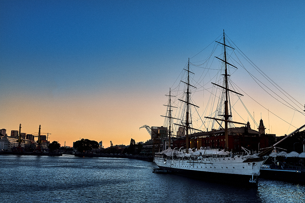 casamento na argentina por 4Mãos Fotografias, casamento religioso, cerimonia na rosa metálica e no porto madeiro casal caminhando 