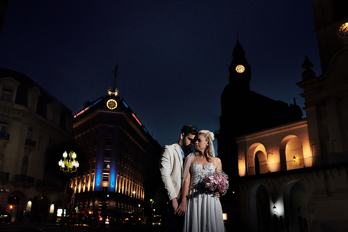 casamento na argentina por 4Mãos Fotografias, casamento religioso, cerimonia na rosa metálica e no porto madeiro casal caminhando no centro de Buenos Aires