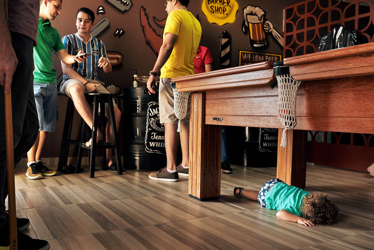 casamento Ohana e Igor por 4Mãos Fotografias, sobrinho do noivo debaixo da mesa de sinuca