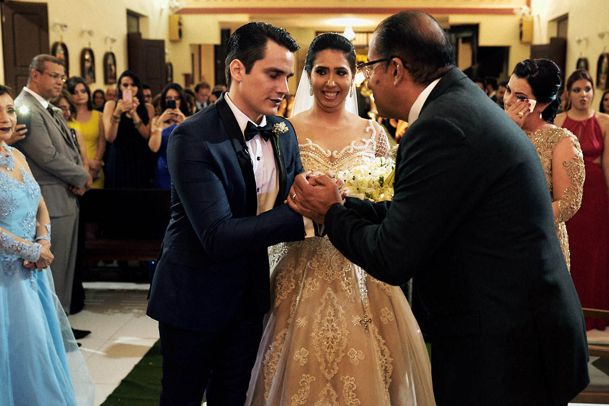 casamento Ohana e Igor por 4Mãos Fotografias, cerimônia, noivo cumprimentando o pai da noiva