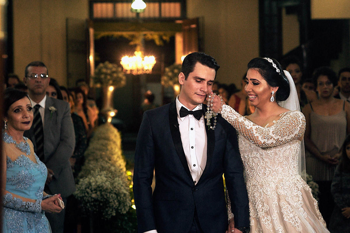 casamento Ohana e Igor por 4Mãos Fotografias, cerimonia, noiva enxugando as lágrimas do noivo