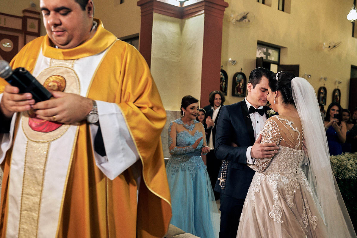 casamento Ohana e Igor por 4Mãos Fotografias, cerimonia, beijo e padre indo embora