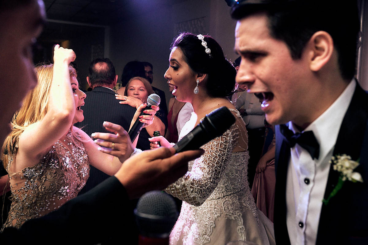 casamento Ohana e Igor por 4Mãos Fotografias, festa rolando, noivos cantando
