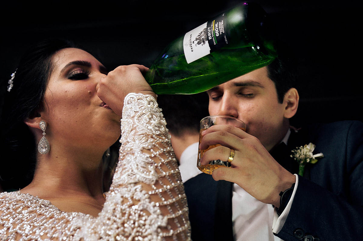 casamento Ohana e Igor por 4Mãos Fotografias, festa rolando noivos bebendo