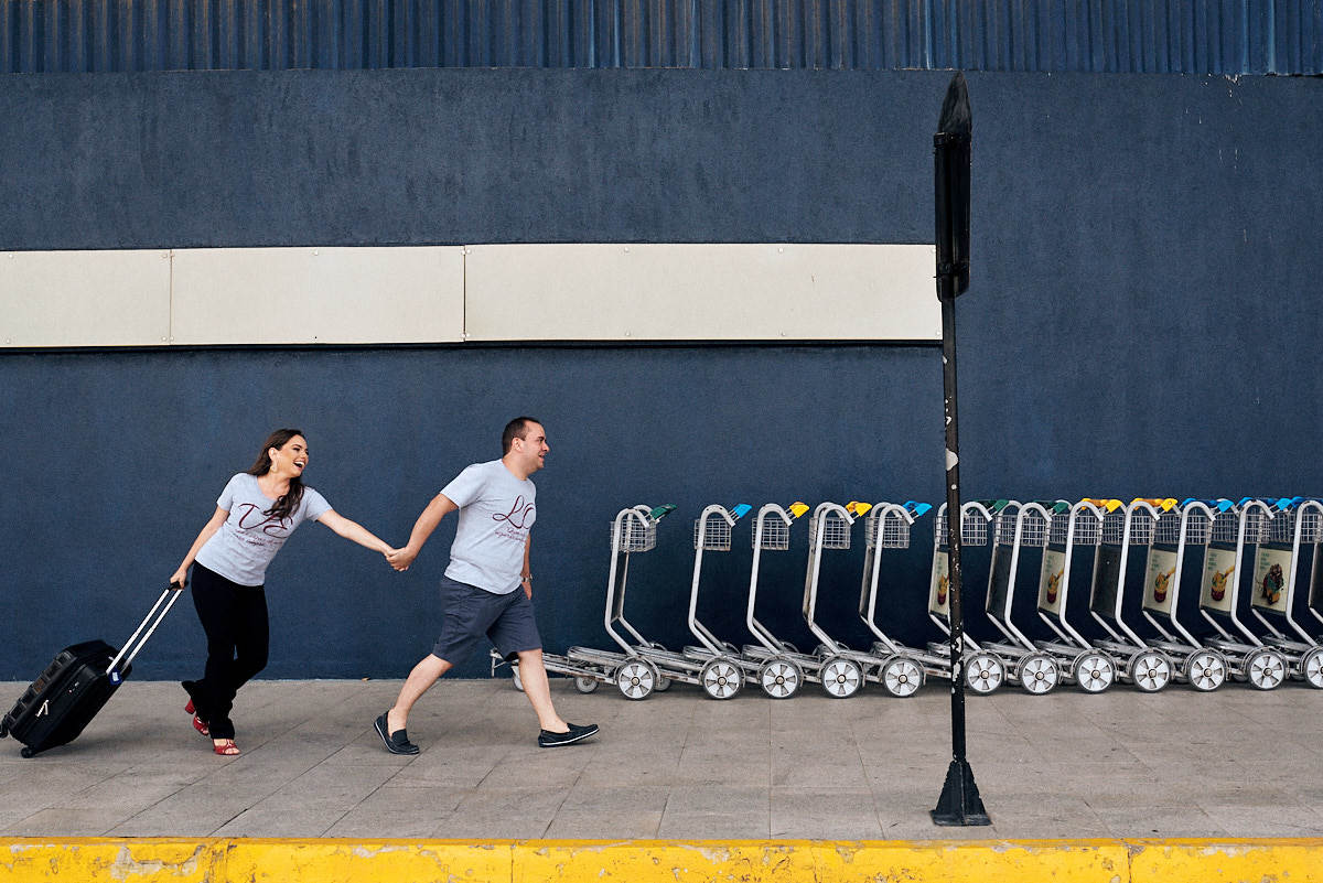 ensaio de katy e thairo no preceding em Campina Grande, Areia.  noivos no aeroporto Joao suassuna