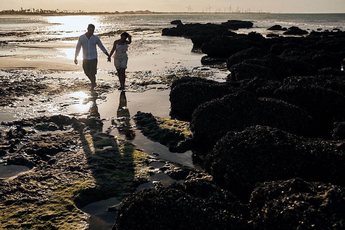 ensaio em São Miguel do Gostoso Rio Grande do Norte, casal na praia se abraçando