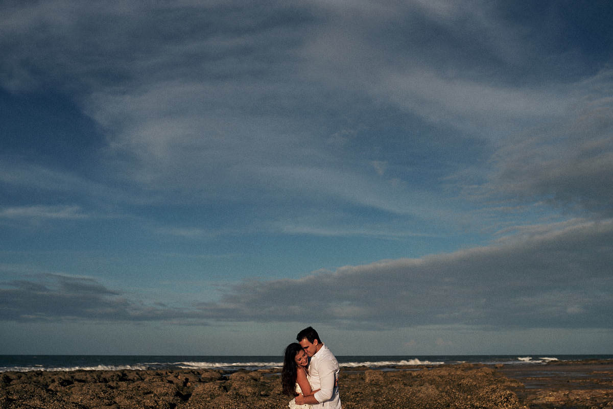 ensaio em São Miguel do Gostoso Rio Grande do Norte, casal na praia se abraçando