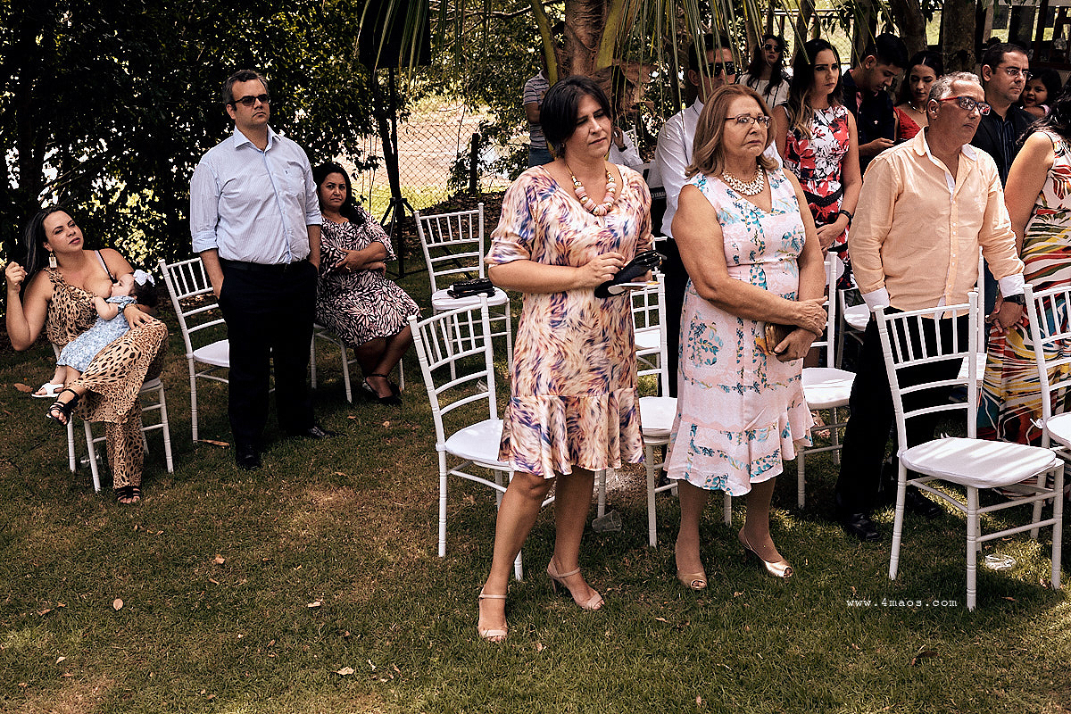 casamento dani e gleiber, 4mãos fotografias, Campina Grande, mãe amamentando enquanto assiste a cerimonia
