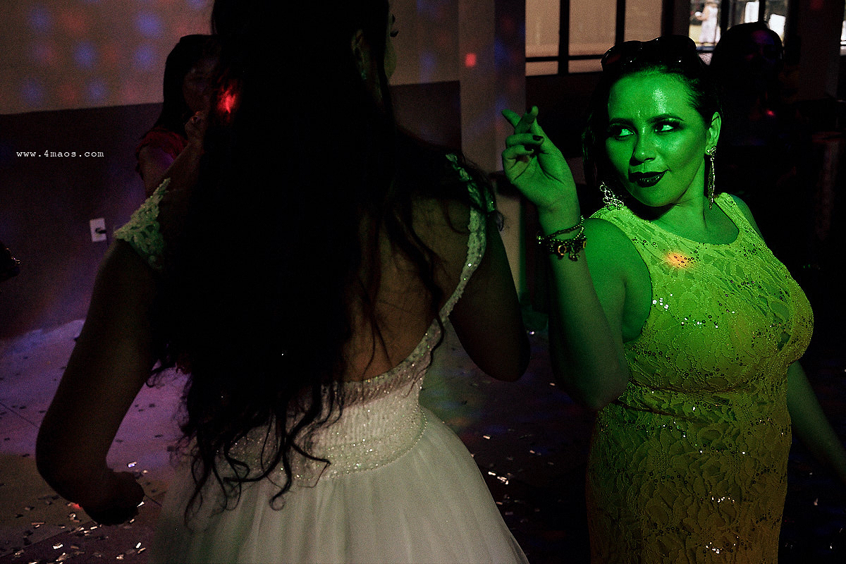 casamento dani e gleiber, 4mãos fotografias, Campina Grande, making of da noiva com as madrinhas de vestido amarelo festa rolando