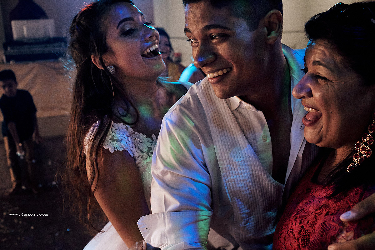 casamento dani e gleiber, 4mãos fotografias, Campina Grande, making of da noiva com as madrinhas de vestido amarelo festa rolando