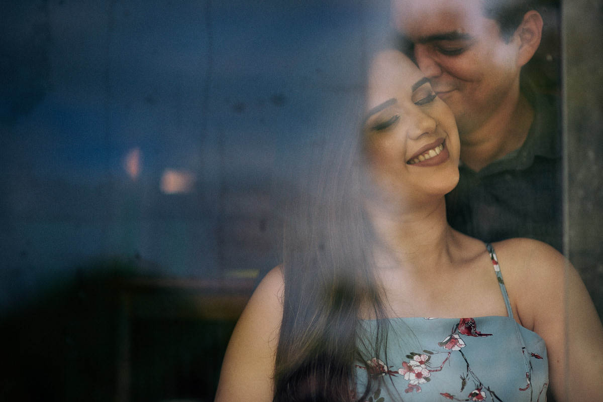 ensaio de Jessica e Ewerton no Rancho do Cajú na cidade de Pocinhos Paraíba, casal namorando na janela