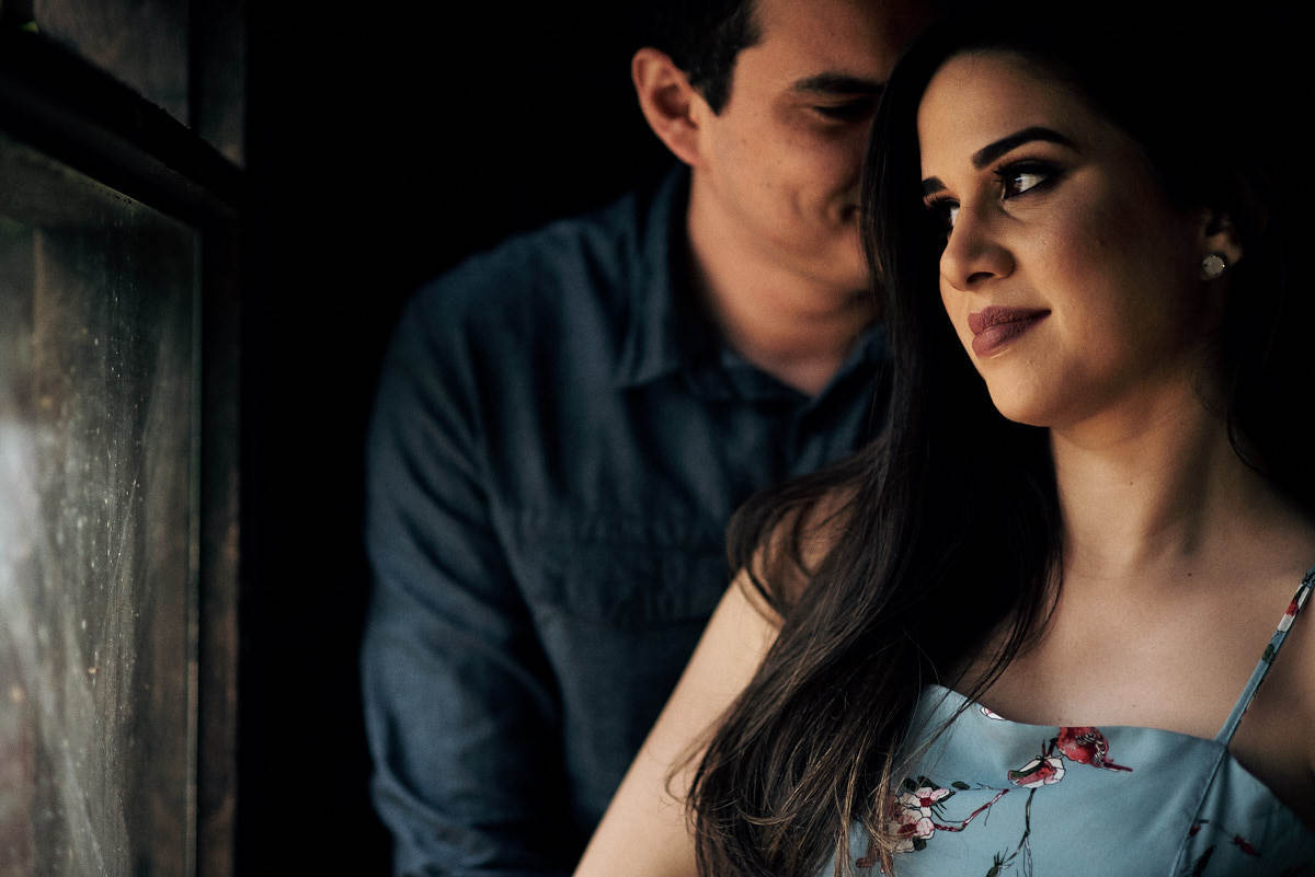 ensaio de Jessica e Ewerton no Rancho do Cajú na cidade de Pocinhos Paraíba, casal namorando na janela, luz de janeia