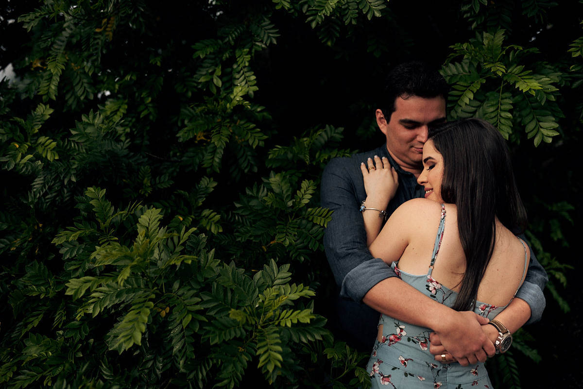 ensaio de Jessica e Ewerton no Rancho do Cajú na cidade de Pocinhos Paraíba, casal namorando e abraçados