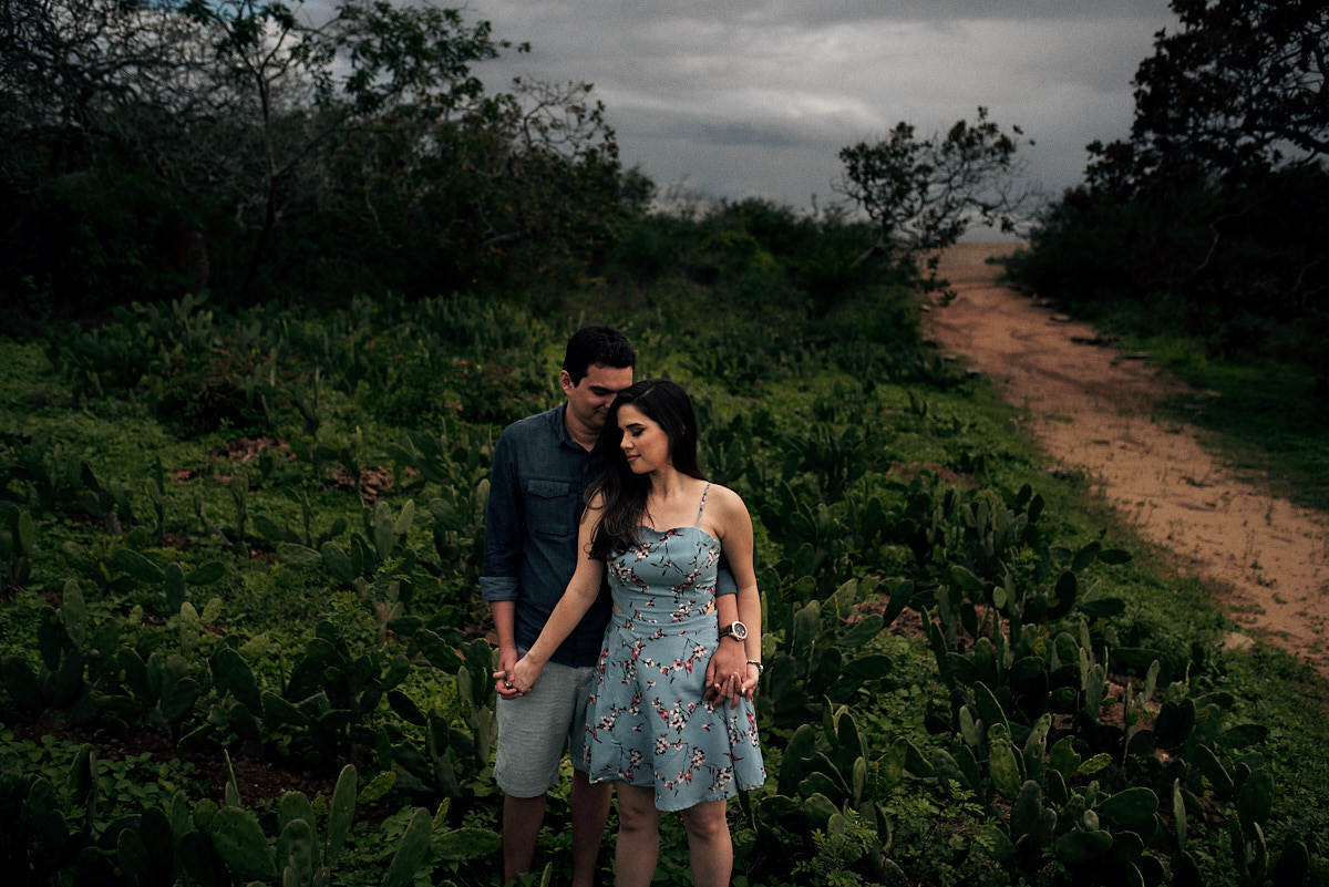 ensaio de Jessica e Ewerton no Rancho do Cajú na cidade de Pocinhos Paraíba, casal namorando, plantação de palma