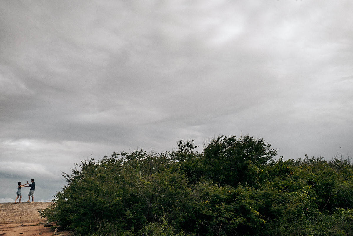 ensaio de Jessica e Ewerton no Rancho do Cajú na cidade de Pocinhos Paraíba, casal namorando, céu nublado