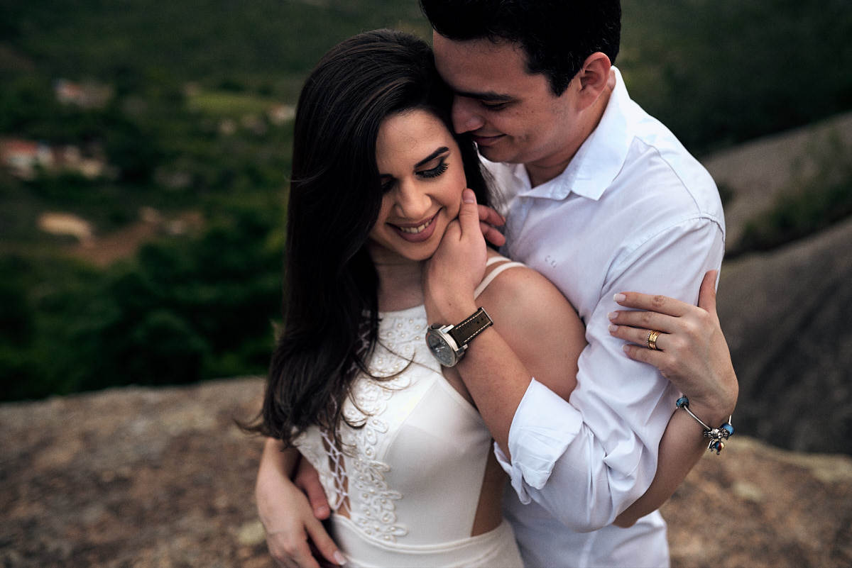 ensaio de Jessica e Ewerton no Rancho do Cajú na cidade de Pocinhos Paraíba, casal namorando em cima de um alto de uma pedra