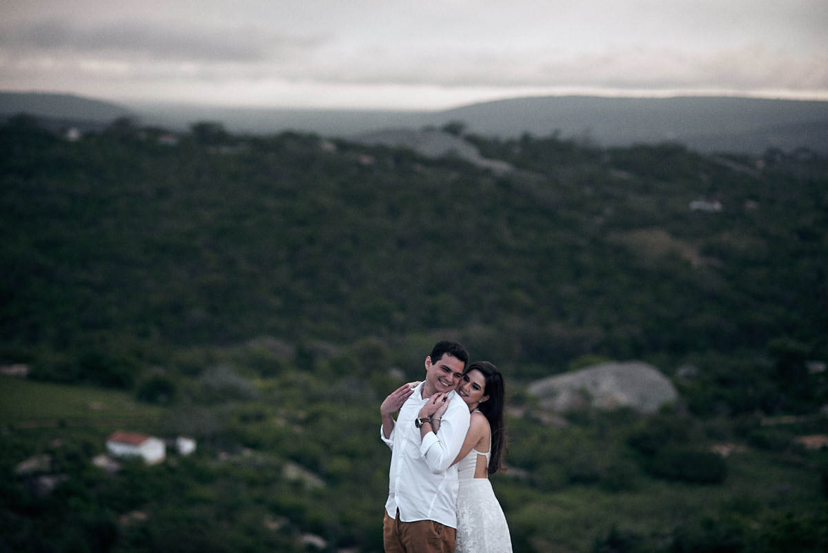 ensaio de Jessica e Ewerton no Rancho do Cajú na cidade de Pocinhos Paraíba, noiva abraçando o noivo