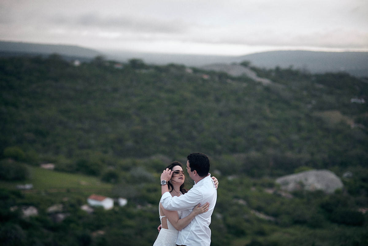 ensaio de Jessica e Ewerton no Rancho do Cajú na cidade de Pocinhos Paraíba, casal namorando, céu nublado