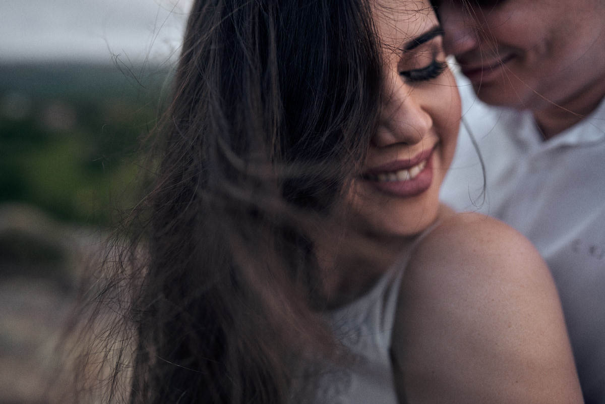 ensaio de Jessica e Ewerton no Rancho do Cajú na cidade de Pocinhos Paraíba, casal namorando, cabelo da noiva voando