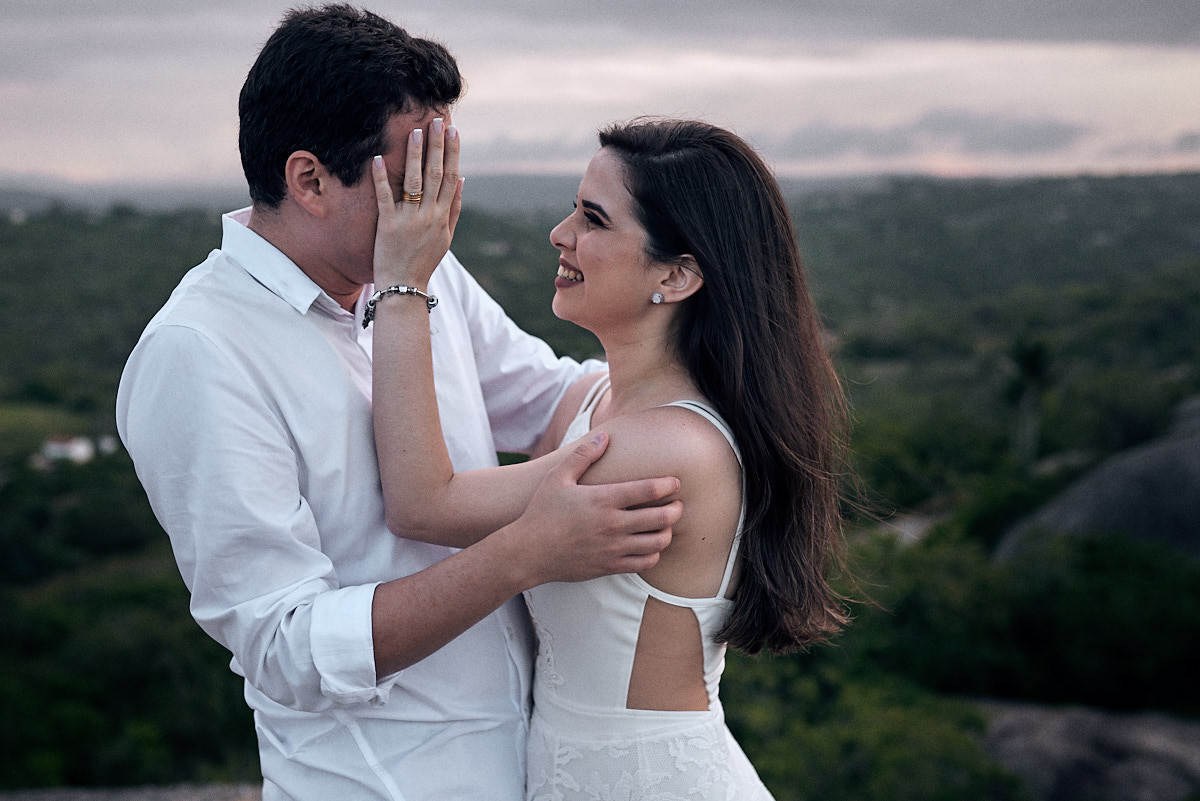 ensaio de Jessica e Ewerton no Rancho do Cajú na cidade de Pocinhos Paraíba, casal namorando