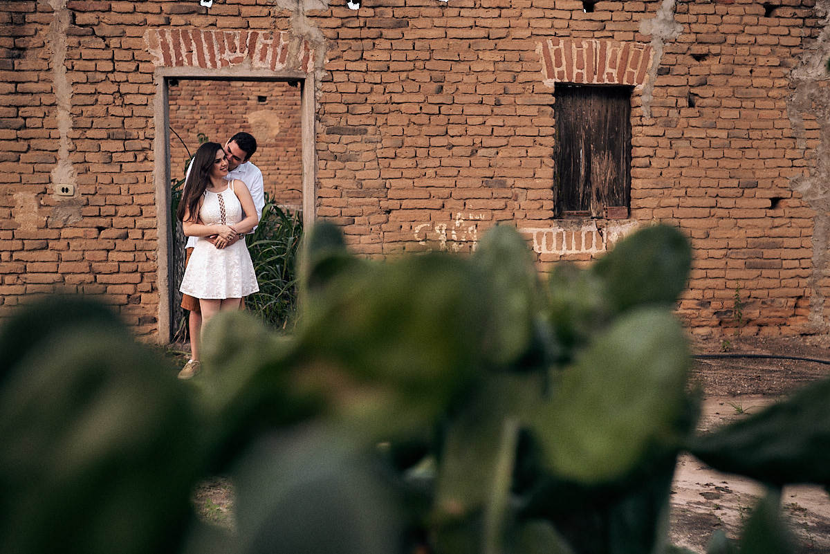 ensaio de Jessica e Ewerton no Rancho do Cajú na cidade de Pocinhos Paraíba, casal namorando numa casinha de tijolos