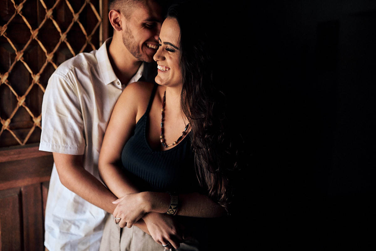 ensaio de Fernanda e Lucas em Catolé de Boa Vista no sitio do sua avó, luz da porta entrando na cozinha, casal namorando