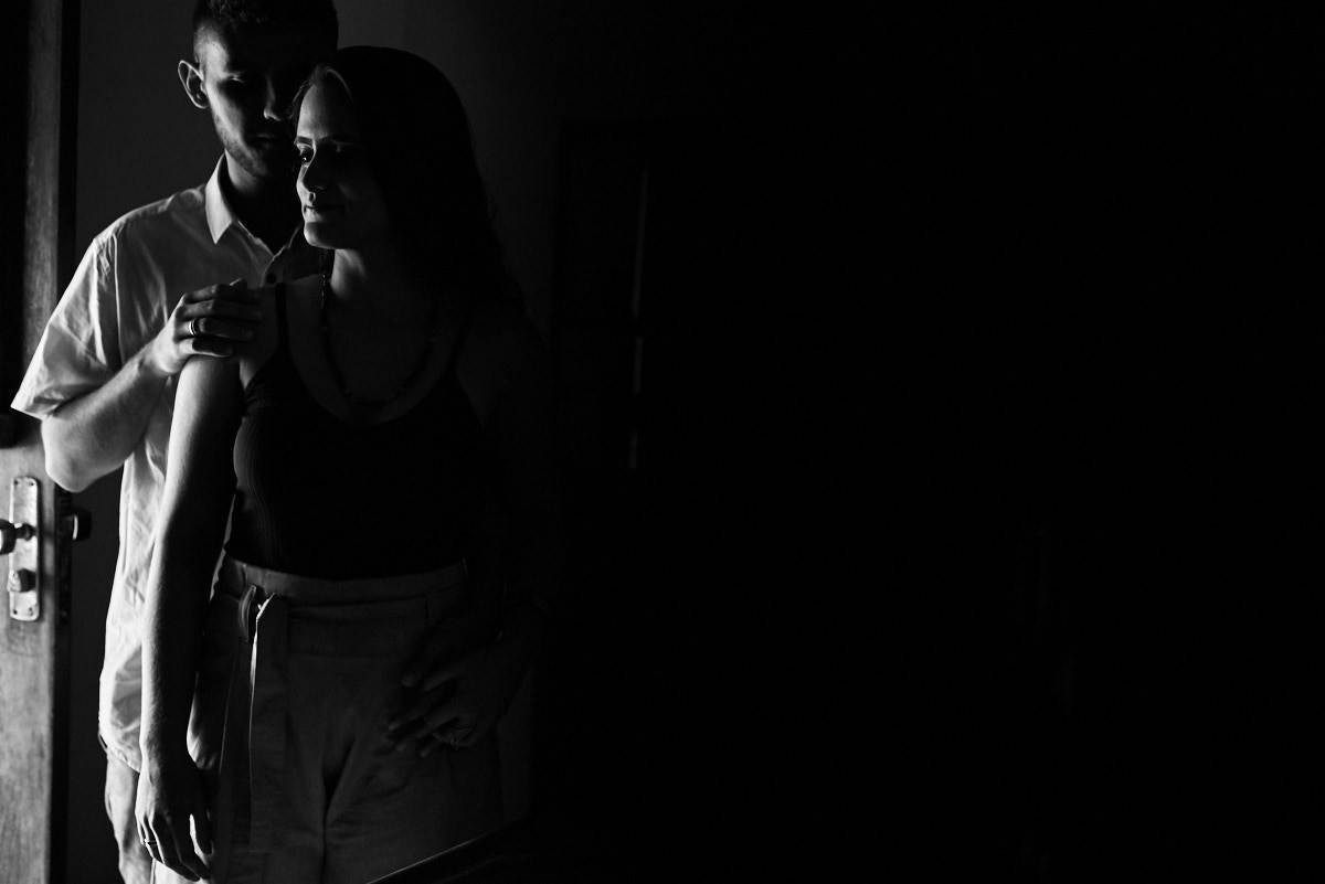 ensaio de Fernanda e Lucas em Catolé de Boa Vista no sitio do sua avó, luz de porta entrando na cozinha, foto em preto e branco