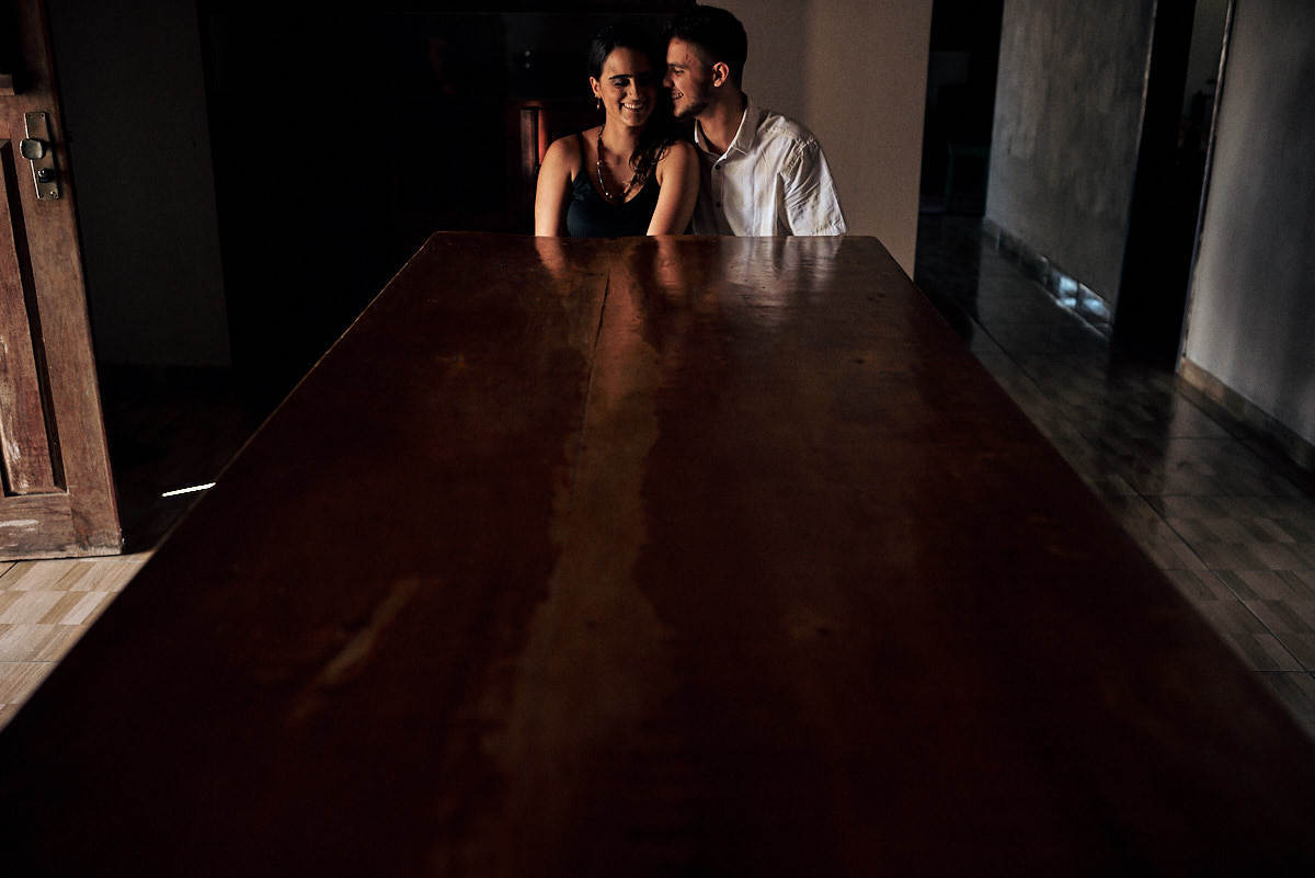 ensaio de Fernanda e Lucas em Catolé de Boa Vista no sitio do sua avó, casal sentado a mesa de madeira, namorando