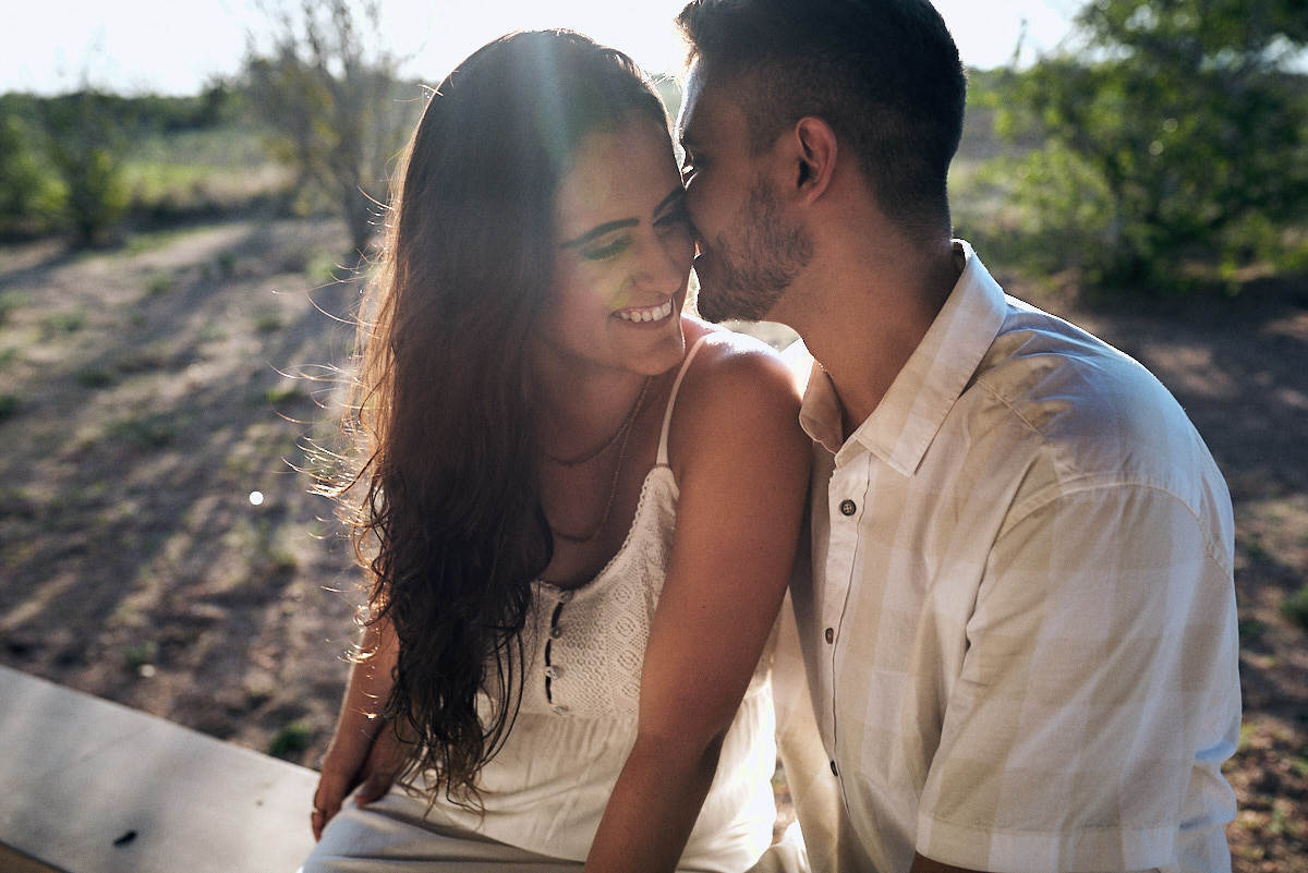ensaio de Fernanda e Lucas em Catolé de Boa Vista no sitio do sua avó, casal sentado na varanda, namorando